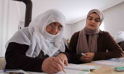 66 yaşındaki Raziye Teyze, hastaneye gittiğinde tabelaları okumak için okuma yazma öğreniyor