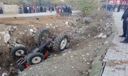 Adıyamanda traktör devrildi: 1i ağır 2 yaralı