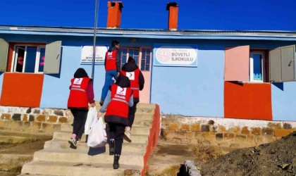 Ağrıda Kızılay gönüllüleri vatandaşların yüzünü güldürüyor