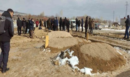 Ağrıda yol açmaya giden iş makinasının devrilmesi sonucu hayatını kaybeden 4 kişi toprağa verildi