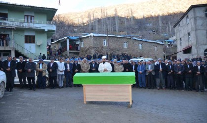 Albay, vefat eden korucubaşının mezarına kendi elleriyle toprak attı