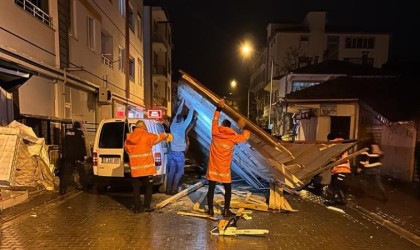 Amasyada fırtına: Çatılar araçların üstüne uçtu, ağaçlar devrildi