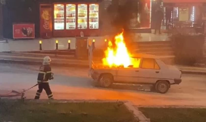 Amasya’da seyir halindeki otomobil yandı