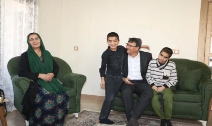 Anne ve babalarını kaybeden engelli 2 kardeşe, 7 yıldır amcaları bakıyor