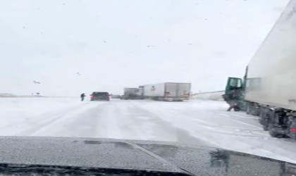 Ardahan-Çıldır Karayolunda kar ve tipi nedeniyle tırlar mahsur kaldı