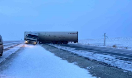 Ardahanda tipide kontrolden çıkan tırlar yolu trafiğe kapattı