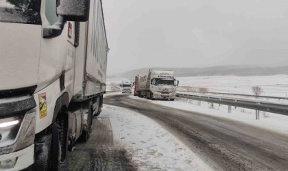 Ardahanda yollar kapandı, tırlar mahsur kaldı