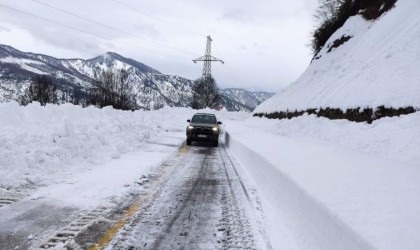 Artvinde kar kalınlığı 1,5 metreyi bulan Camili yolu ulaşıma açıldı