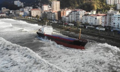 Artvinde karaya oturan geminin onarım çalışması sürüyor