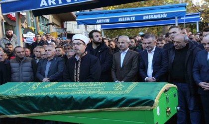 Bakan Uraloğlu, hayatını kaybeden AK Parti Artvin Gençlik Kolları Başkanının cenazesine katıldı