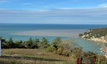 Bartın Irmağı’ndan akan çamurlu su, denizin rengini değiştirdi