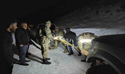 Batmanda araçları kara saplanan vatandaşları jandarma kurtardı