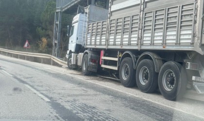 Bilecikte kontrolden çıkan tır az kalsın üst geçidi yıkıyordu