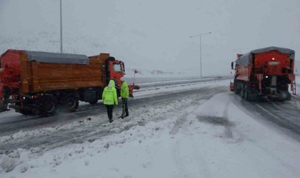 Bitliste kar yağışı etkili oldu 100e yakın araç yolda kaldı