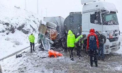 Bitlis’te karşı şeride geçen yakıt tankeri, 2 kamyonetle çarpıştı: 1 ölü