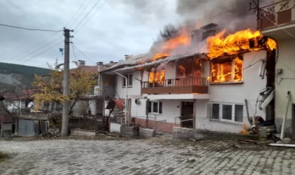 Bolu’da 2 katlı bina yandı