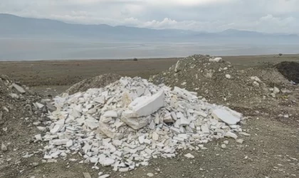 Burdur Gölü kenarına yine moloz ve atık döküldü