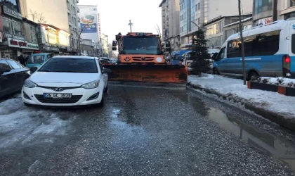 Buzlanan yoldaki çalışmayı engelleyen hatalı park edilen otomobili ittiler