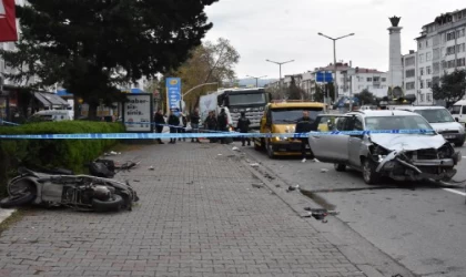 Camında ’Hızlı ve öfkeli’ yazısı olan otomobil motosiklete çarpı: 2 yaralı