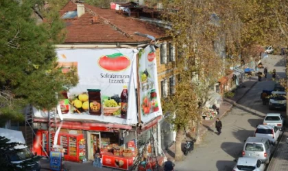 Çatından sarkıp, afiş asmaya çalıştı; o anlar kamerada