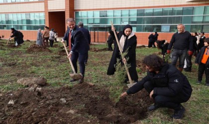 Cumhuriyetin 100üncü yılında 100 fidan toprakla buluşturuldu