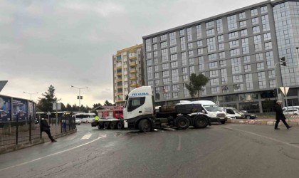 Dorsesi kopan tır yolu ulaşıma kapattı