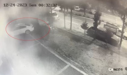 Fırtınada uçan çatının otoparktaki araçların üstüne düşme anı kameraya yansıdı