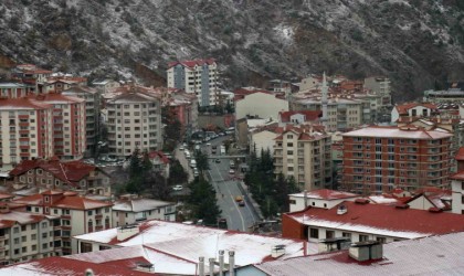 Gümüşhane kent merkezinde mevsimin ilk kar yağışı gerçekleşti