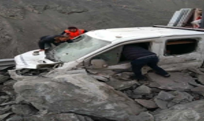 Hakkari-Van kara yolunda heyelan; kamyonetteki 3 kişi yaralandı