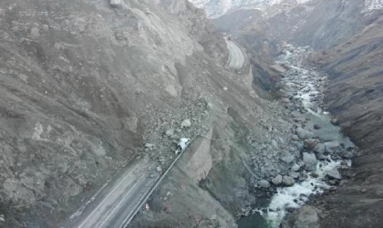 Hakkari-Van kara yolunda heyelan; kamyonetteki 3 kişi yaralandı/ Ek fotoğraflar