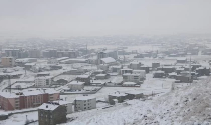 Hakkari’de, 22 yerleşim yerinin yolu kardan kapandı