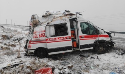 Hakkaride ambulans kaza yaptı: 3 yaralı