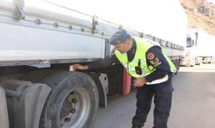 Hakkaride eş zamanlı kış lastiği denetimi