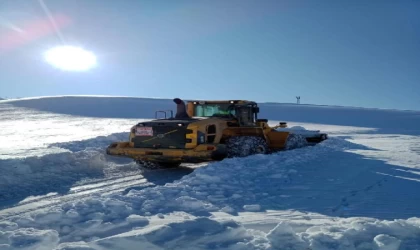 Hakkari’de kardan kapanan 18 yerleşim yerinin yolu açıldı