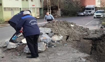 Hakkaride mahalle yolu çöktü