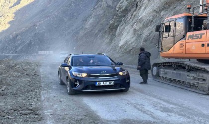 Heyalan nedeniyle kapanan Yüksekova-Van Karayolu tekrar ulaşıma açıldı