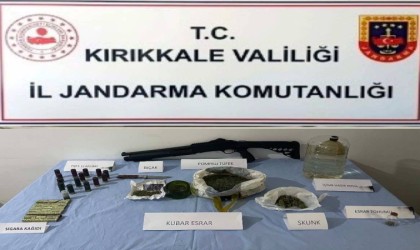 Jandarmanın şüphe üzerine durdurduğu tırda uyuşturucu ele geçirildi: 2 gözaltı