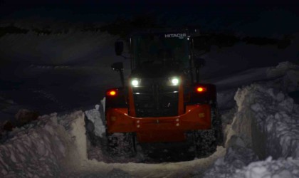 Kar ve tipiye yakalanan yol açma ekiplerinin askeri üsse sığındı