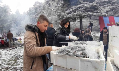 Karlar altında hamsi festivali: 2 ton hamsi tükettiler