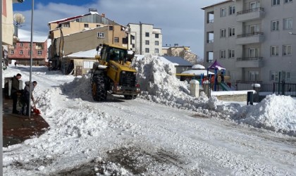 Karlıovada kar yağdı, belediyenin karla mücadelesi de başladı