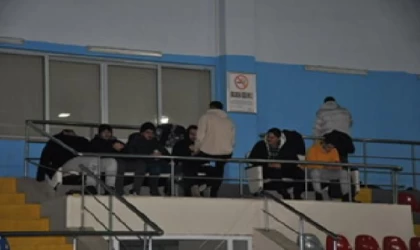 Kelkit yine sarsıldı; yeniden depremi yaşayan öğrenciler spor salonunda sabahladı