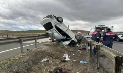 Kırıkkale’de kontrolden çıkan otomobil bariyerlerde asılı kaldı: 5 yaralı