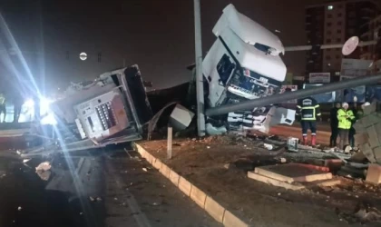 Kırıkkale’de TIR, refüj ile trafik ışıklarının direğine çarptı: 2 yaralı