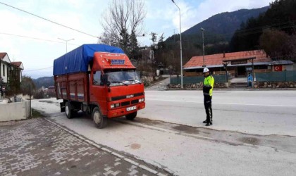 Kış lastiği olmayan araçlar polis denetimine takıldı