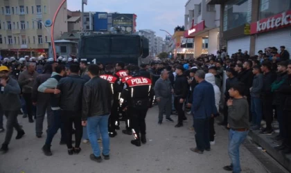 Kur’an-ı Kerim’i yırtarak küfretti; linçten polis kurtardı