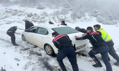 Mahsur kalan öğretmenleri jandarma kurtardı