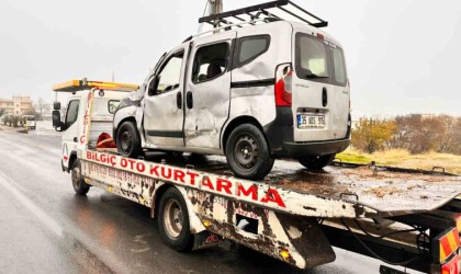 Mardinde tır, hafif ticari araca arkadan çarptı: 1 yaralı