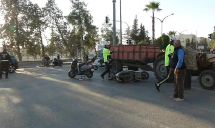 Motosikletler traktöre çarptı: 2 yaralı