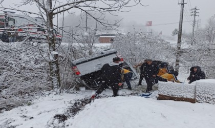 Orduda kar yağışı kazaya neden oldu: Kamyonet bahçeye uçtu, karı koca yaralandı