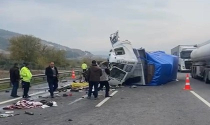 Osmaniyede kamyon tıra arkadan çarptı: 1 ölü